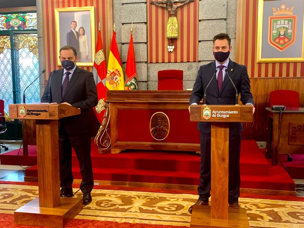 El alcalde de Burgos defiende en su reunión con el ministro de Transportes el potencial de Burgos como referente logístico del centro-norte peninsular